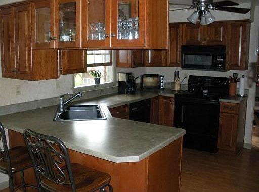 Penty of kitchen cabinets