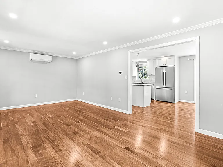 38 Idora Ave — Photo 8