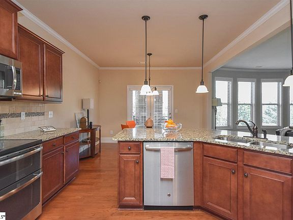 2nd image of 90 Wood Hollow Cir