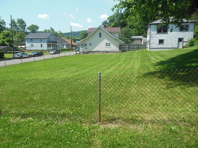 2nd image of 19 Hickory Ln