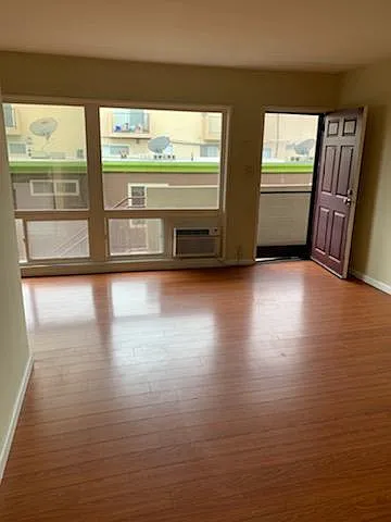 1917 Grace Ave #2 — Photo 2
