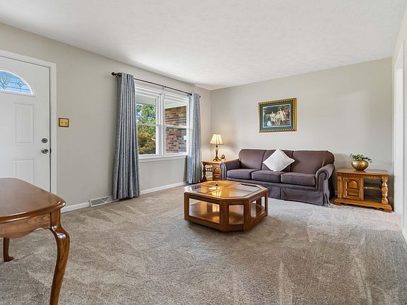5th image of 26 Emerald Ln