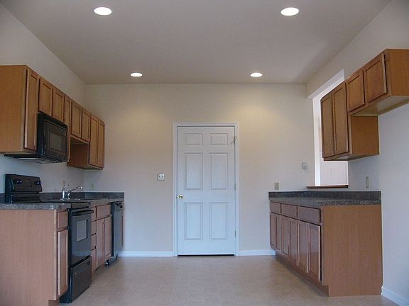 Spacious Kitchen w/Reccessed Lighting
