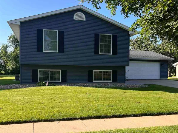 1530 Rock Island Dr, Ely, IA 52227