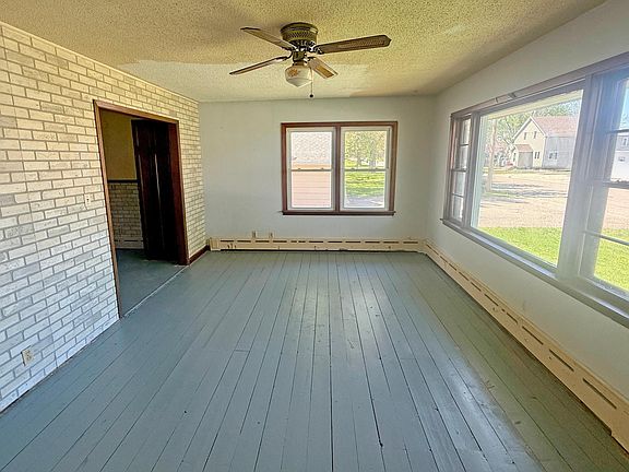 2nd image of 217 Pearl St W