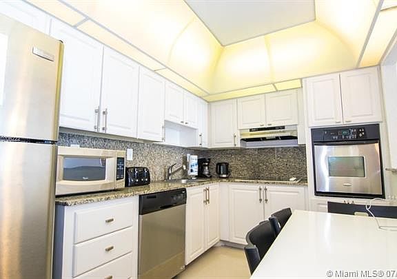 4th image of 19370 Collins Ave APT 1617