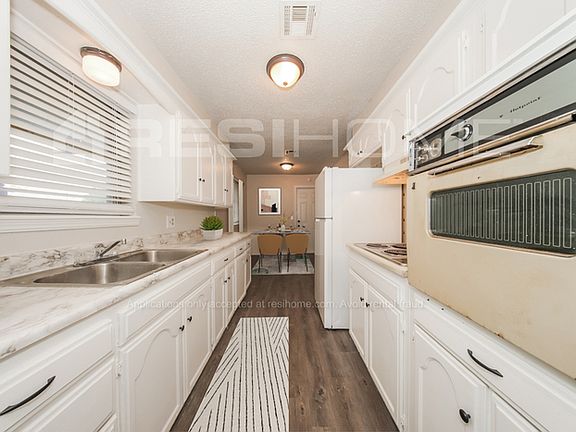 4th image of 1832 N Gale Ave