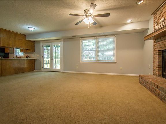 3rd image of 102 Lindenwood Cir