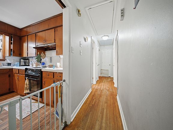 4th image of 22 Cliffwood Cir