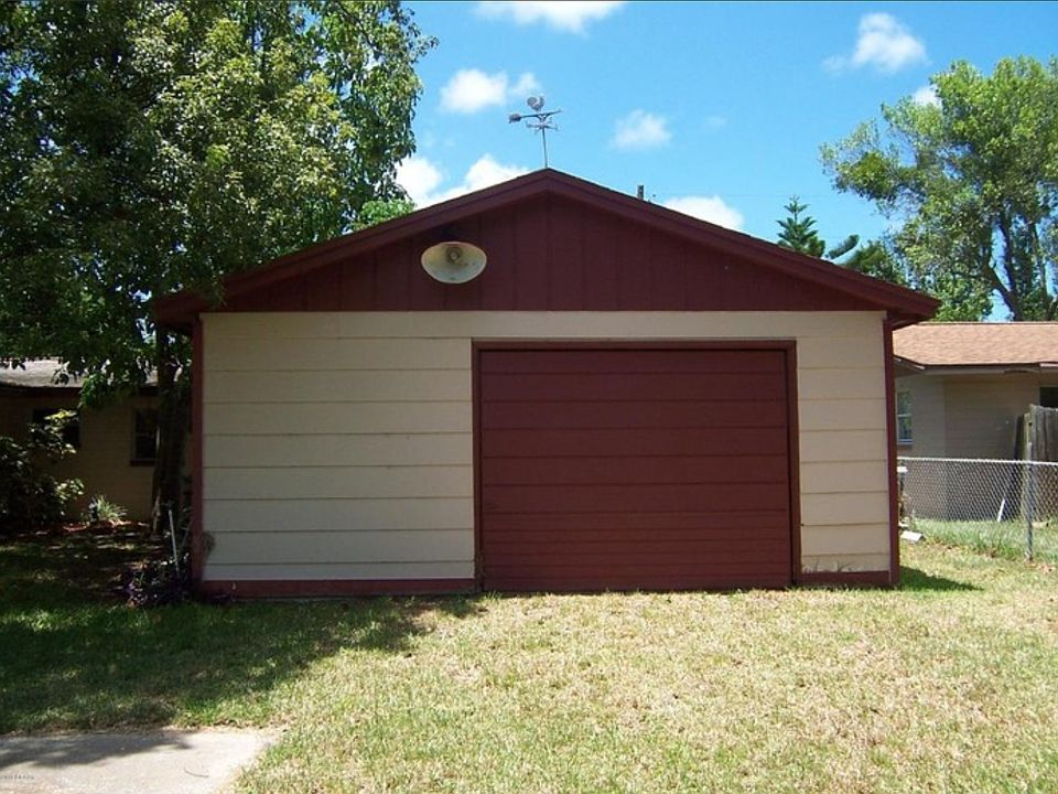 Detached garage