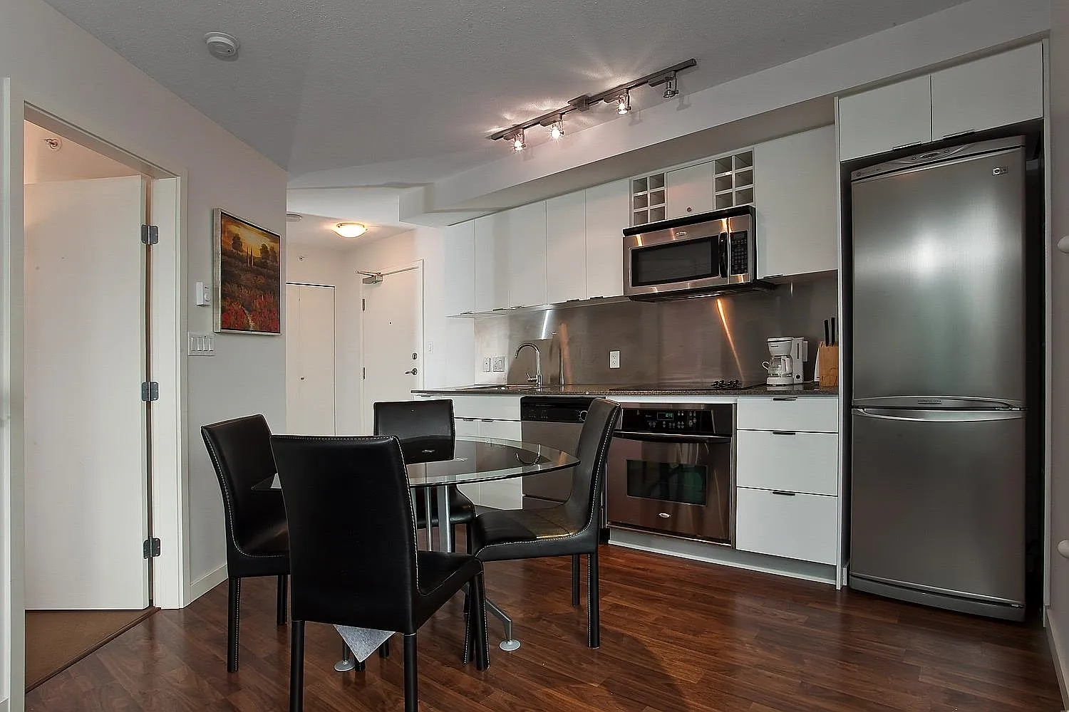 2 bed, 630 sqft, $3,700 — Photo 2