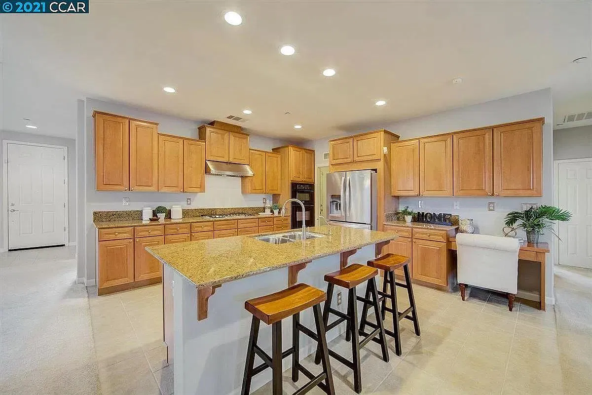 4 bed, 2323 sqft, $3,590 — Photo 3
