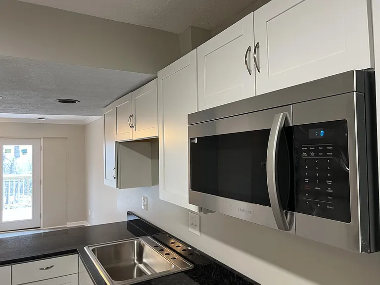 300 Stewart Ln #31 — Photo 5