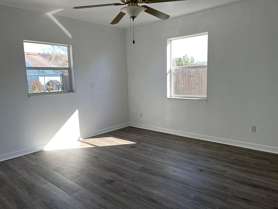 downstairs large bedroom w separate entry