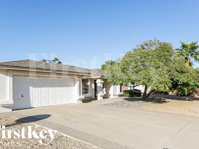 7366 W Jenan Dr — Photo 2