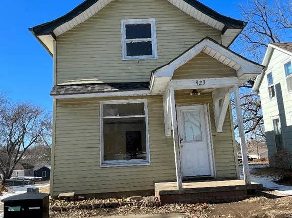 923 S 5th St, Atchison, KS 66002