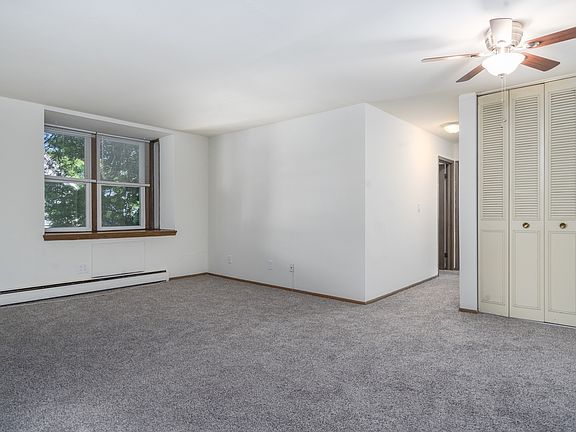 2 Bed / 1 Bath - 1,000 SF - Living Room