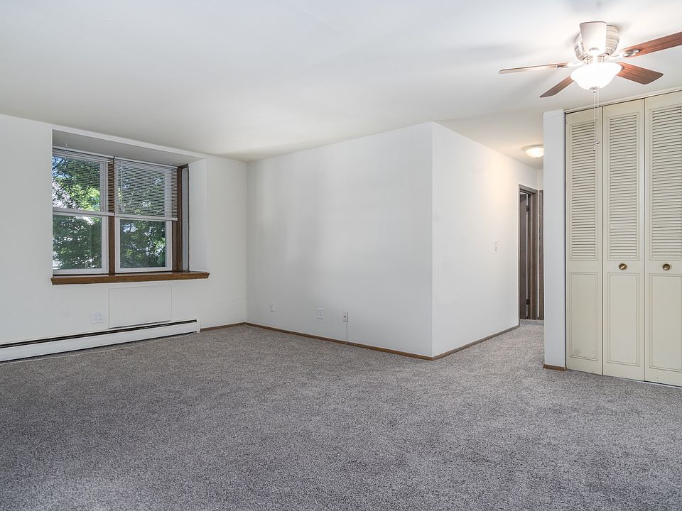 2 Bed / 1 Bath - 1,000 SF - Living Room