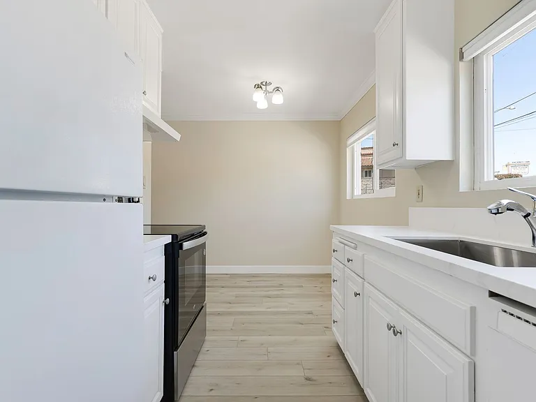 1690 E Hillcrest Dr — Photo 21