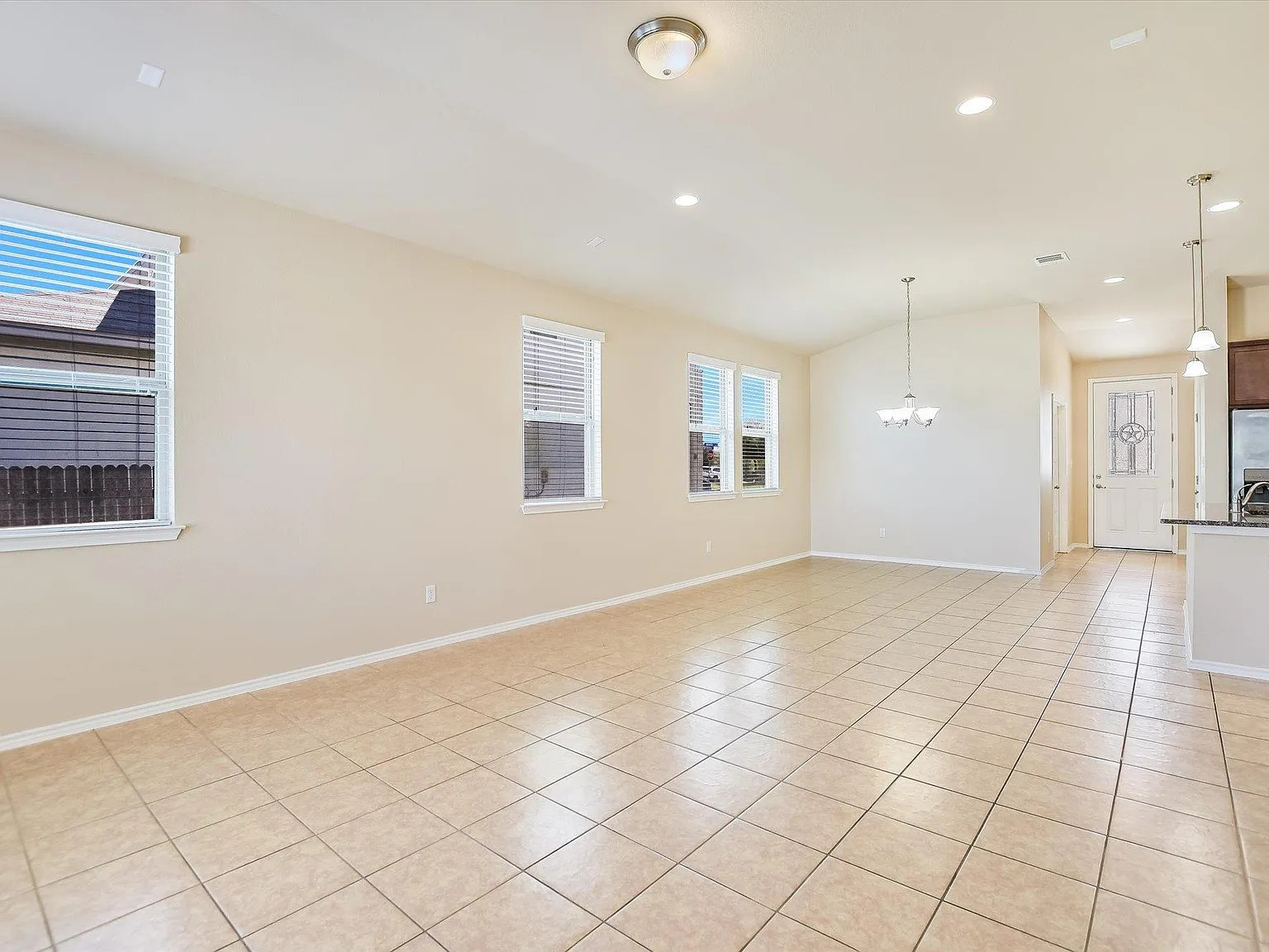 3 bed, 2.0 bath, 1699 sqft, $2,095 — Photo 2