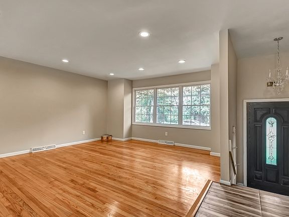 5th image of 17 Oakland Ave
