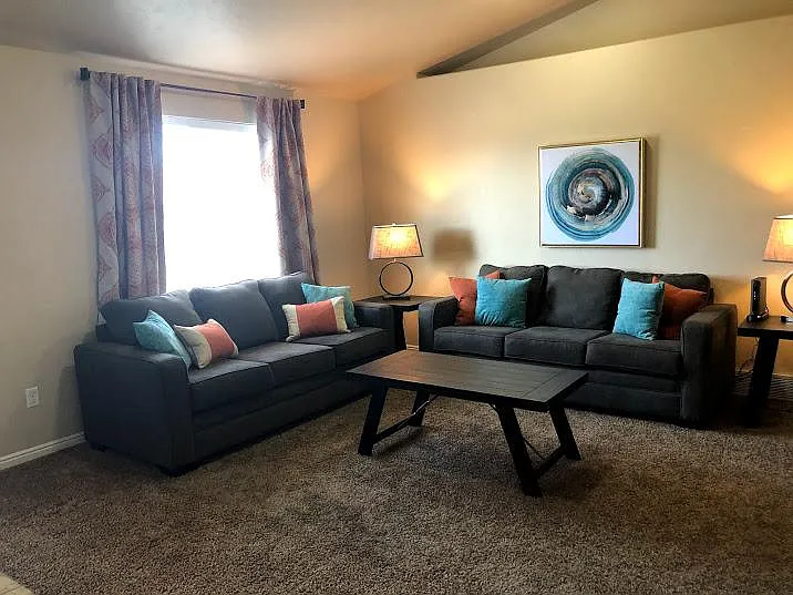 6 bed, 3008 sqft, $650 — Photo 2