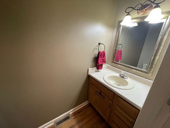 4th image of 13 Buckingham Dr