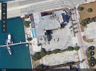 2525 Lake Dr, Riviera Beach, FL 33404