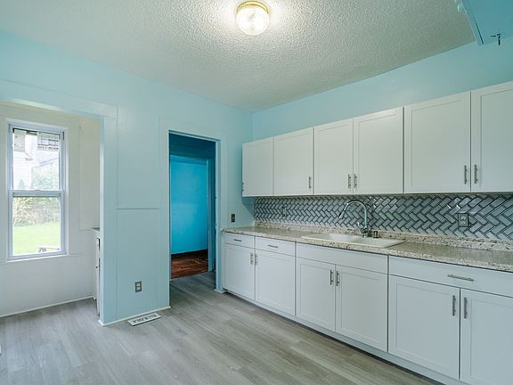 5th image of 89 Parkdale Ave