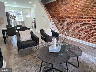 4th image of 2410 W Oakdale St