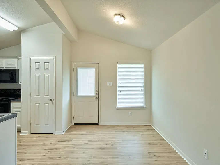 4243 Medina River Loop — Photo 15