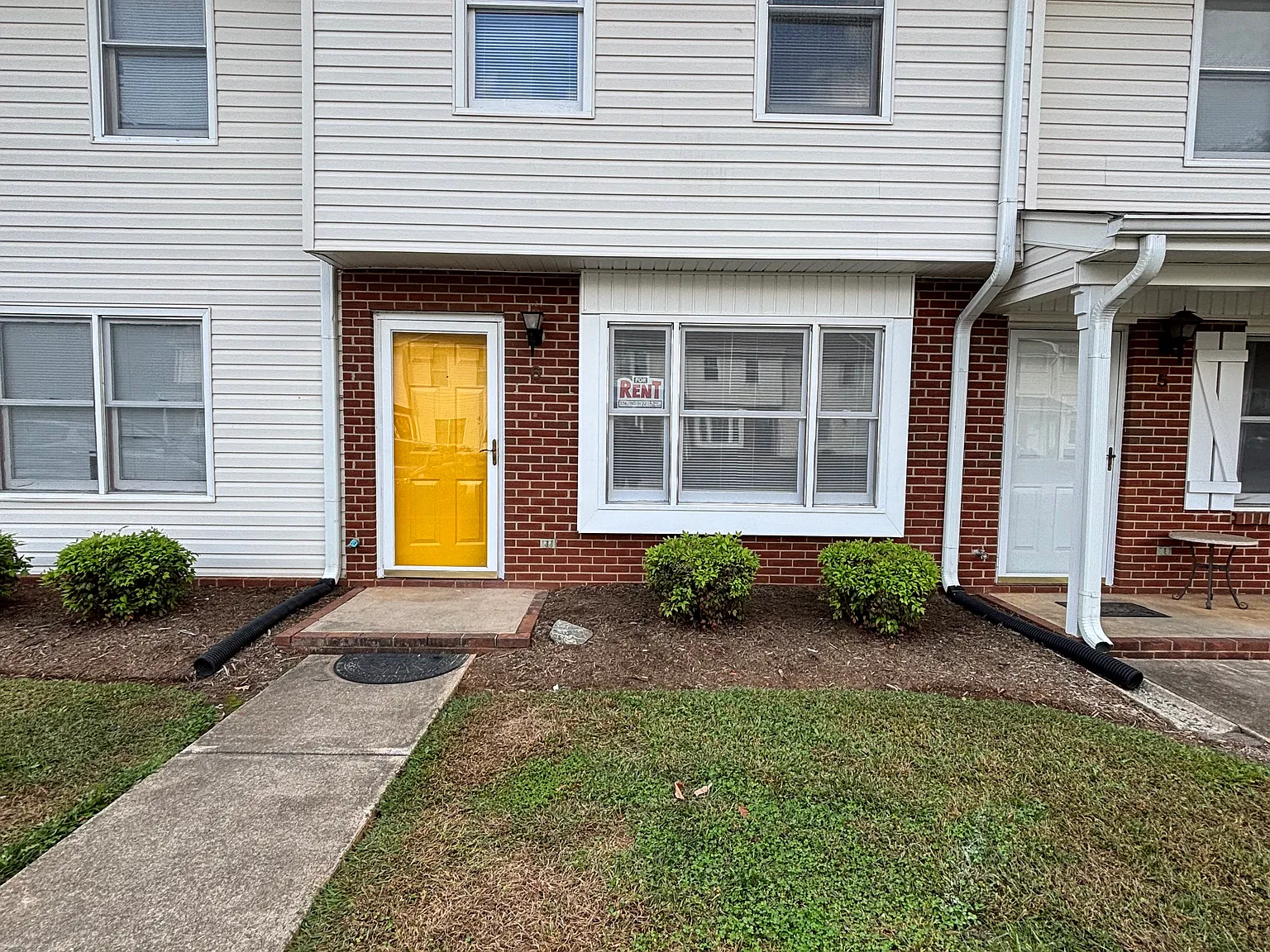2 bed, 1.5 bath, 976 sqft, $1,300 — Photo 1
