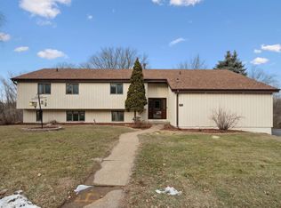 5910 Willow Wood Dr, Dubuque, IA 52002
