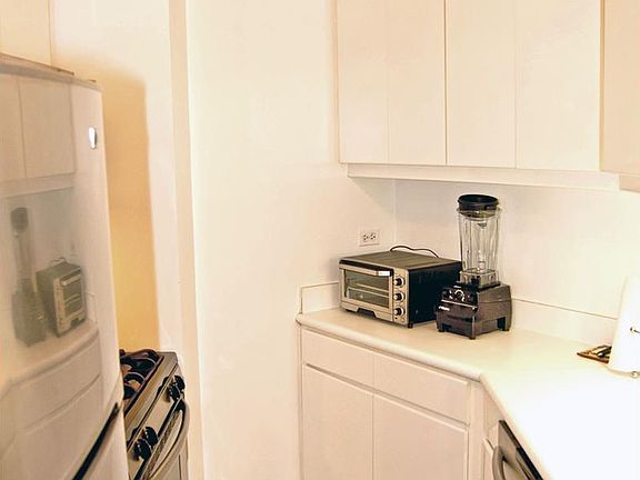 5th image of 275 Greenwich St APT 9B