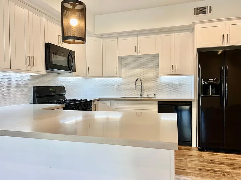 340 N Oxford Ave #202 — Photo 11