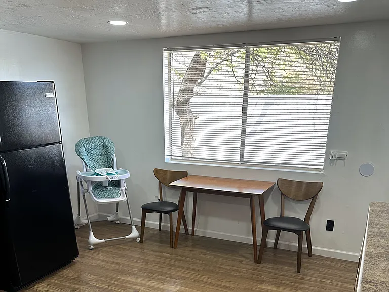 E Celeste Dr — Photo 12