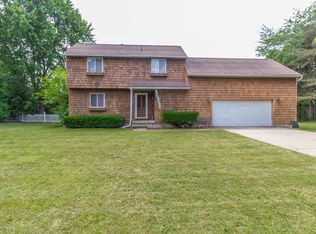 332 Oakwood Ln, Perry, MI 48872