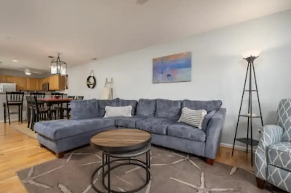 2 bed, 1040 sqft, $2,000 — Photo 2
