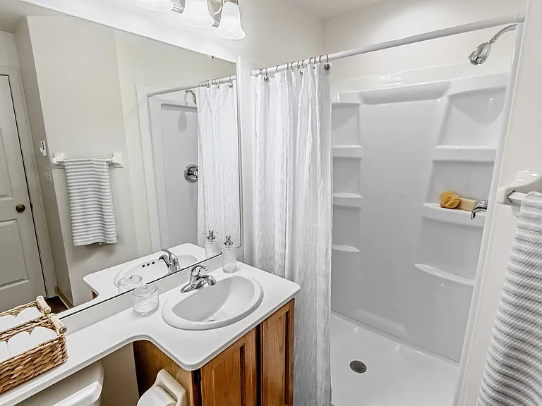 Foxcroft Apartments Bathroom