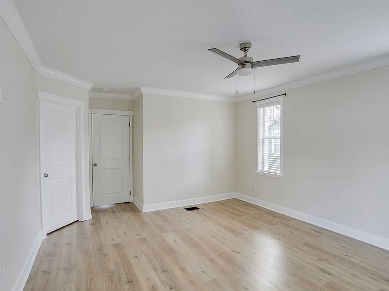 1033 N Hampton Ave — Photo 21