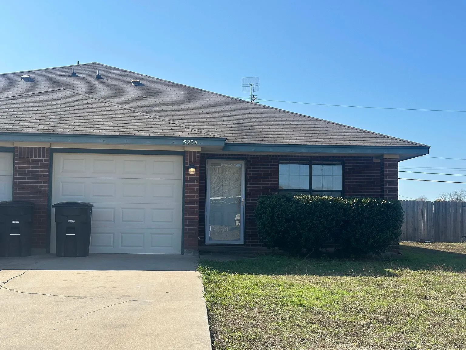 3 bed, 2.0 bath, 1204 sqft, $1,227 — Photo 1