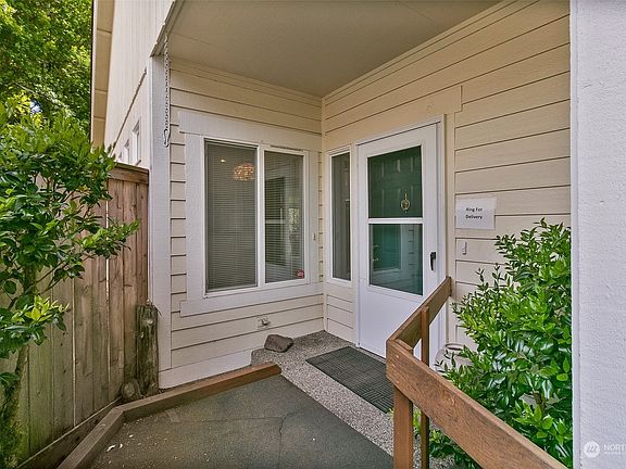 5th image of 6012 Regents Ln SE
