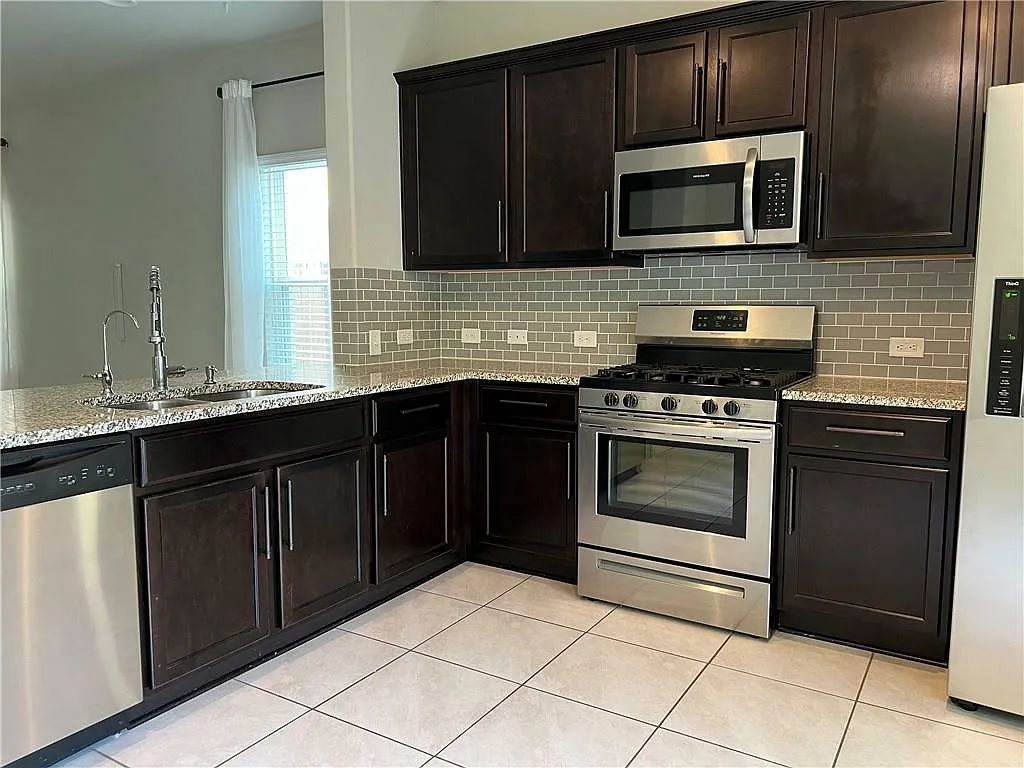 3 bed, 2.0 bath, 2286 sqft, $2,250 — Photo 3