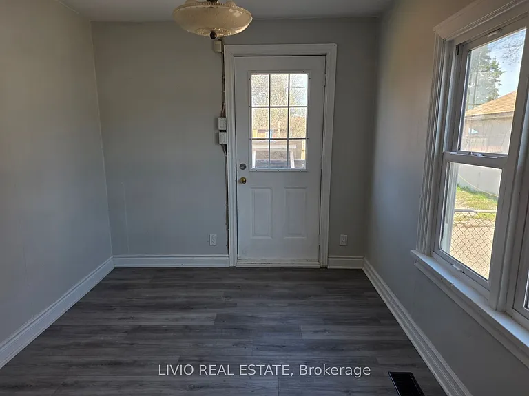 323 Queen St E — Photo 10
