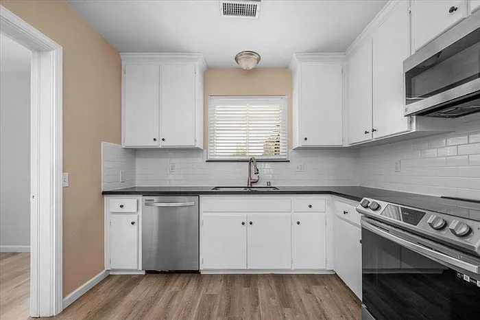 250 Oxford Ave — Photo 9