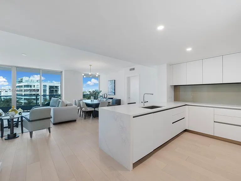 9221 E Bay Harbor Dr #610 — Photo 1
