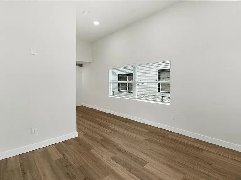 2329 W Beach St — Photo 8