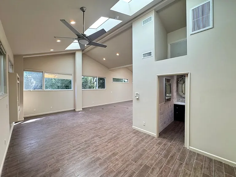 751 N Harper Ave — Photo 12