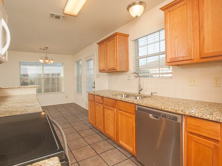 416 Joyce Way — Photo 5