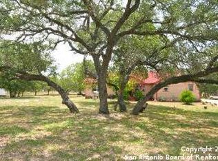 904 Paddy Rd, Floresville, TX 78114
